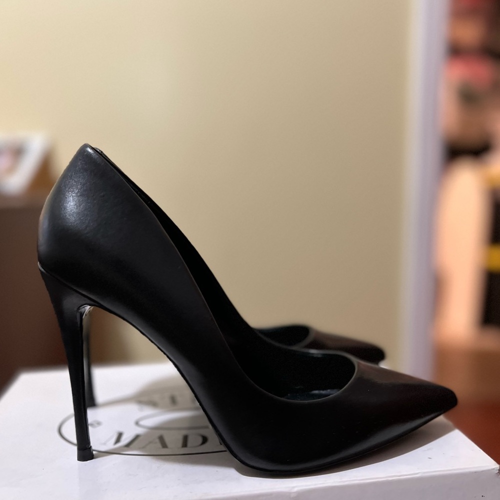 STEVE MADDEN SIZE 8 BLACK PUMPS